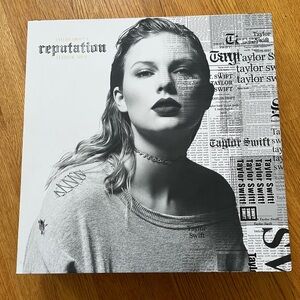 ORIGINAL Taylor Swift Reputation Stadium Tour VIP Box - with working video!